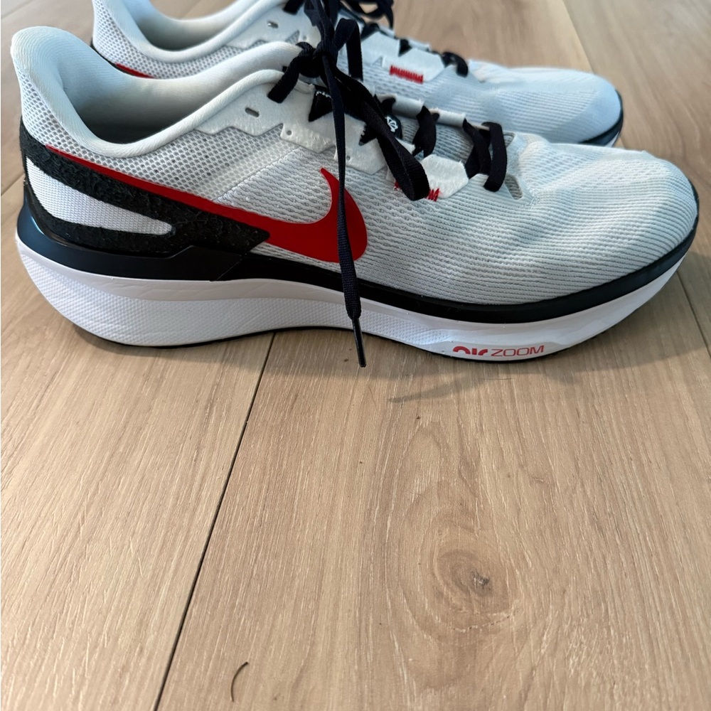 Like new! Nike Men's Structure 25 White and Black Running Shoes